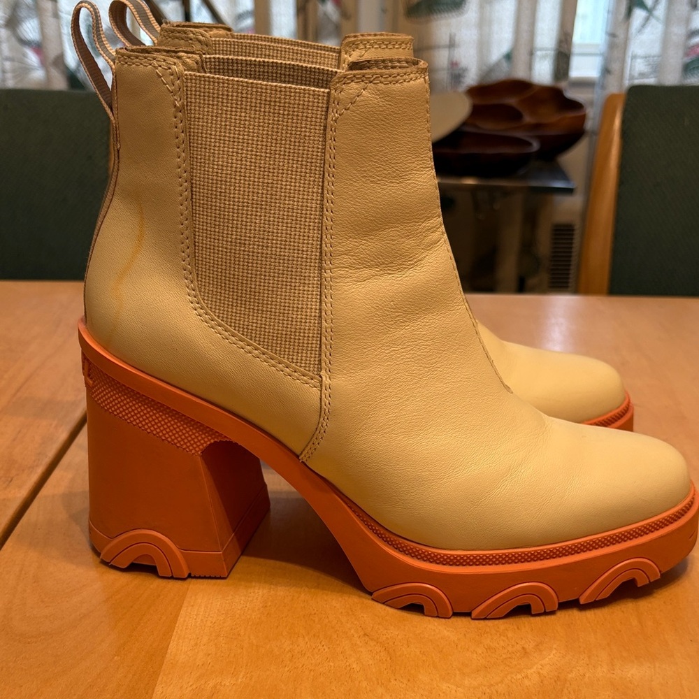 SOREL Brex Heel Chelsea Cream Boots with Orange Heels. Size 9